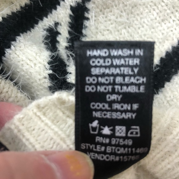 BKE Boutique Fuzzy White & Black Aztec Sweater XL - Picture 12 of 12